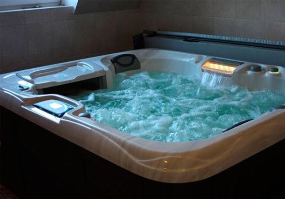 Ванна с гидромассажем: производители и уход